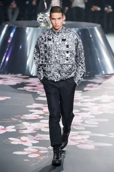 Look 15